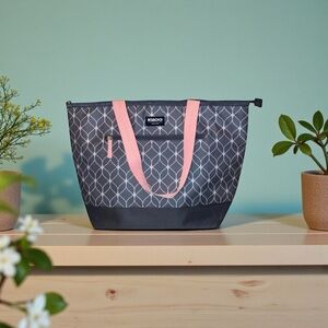 IGLOO Insulated Cooler Bag Dual Shoulder Straps Leak Resistant Gray White Pink